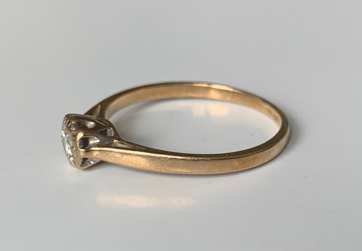 Anillo de diamantes solitario vintage en oro amarillo de 9 qt, Reino Unido Q 1/2, EE.UU. 8 1/4