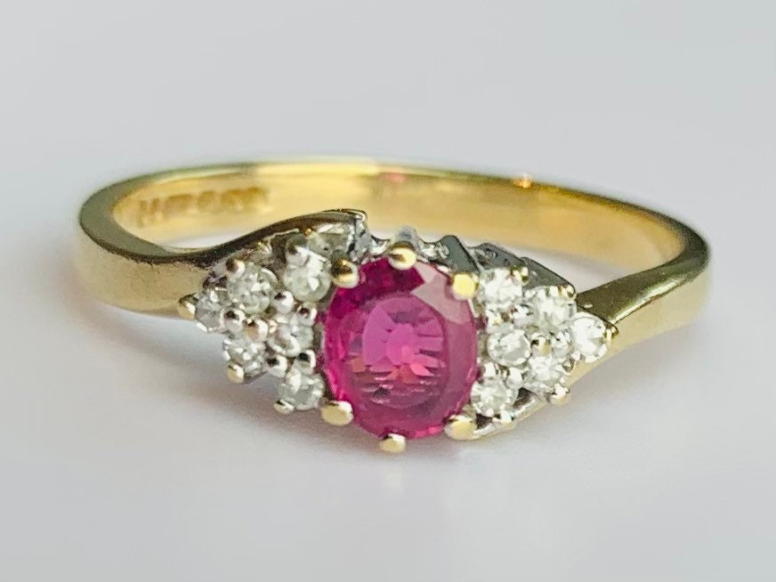 Vintage 0.35ct Oval Ruby &amp; Diamond 9ct Anillo de oro amarillo, Tamaño Reino Unido K, EE.UU. 5 1/4