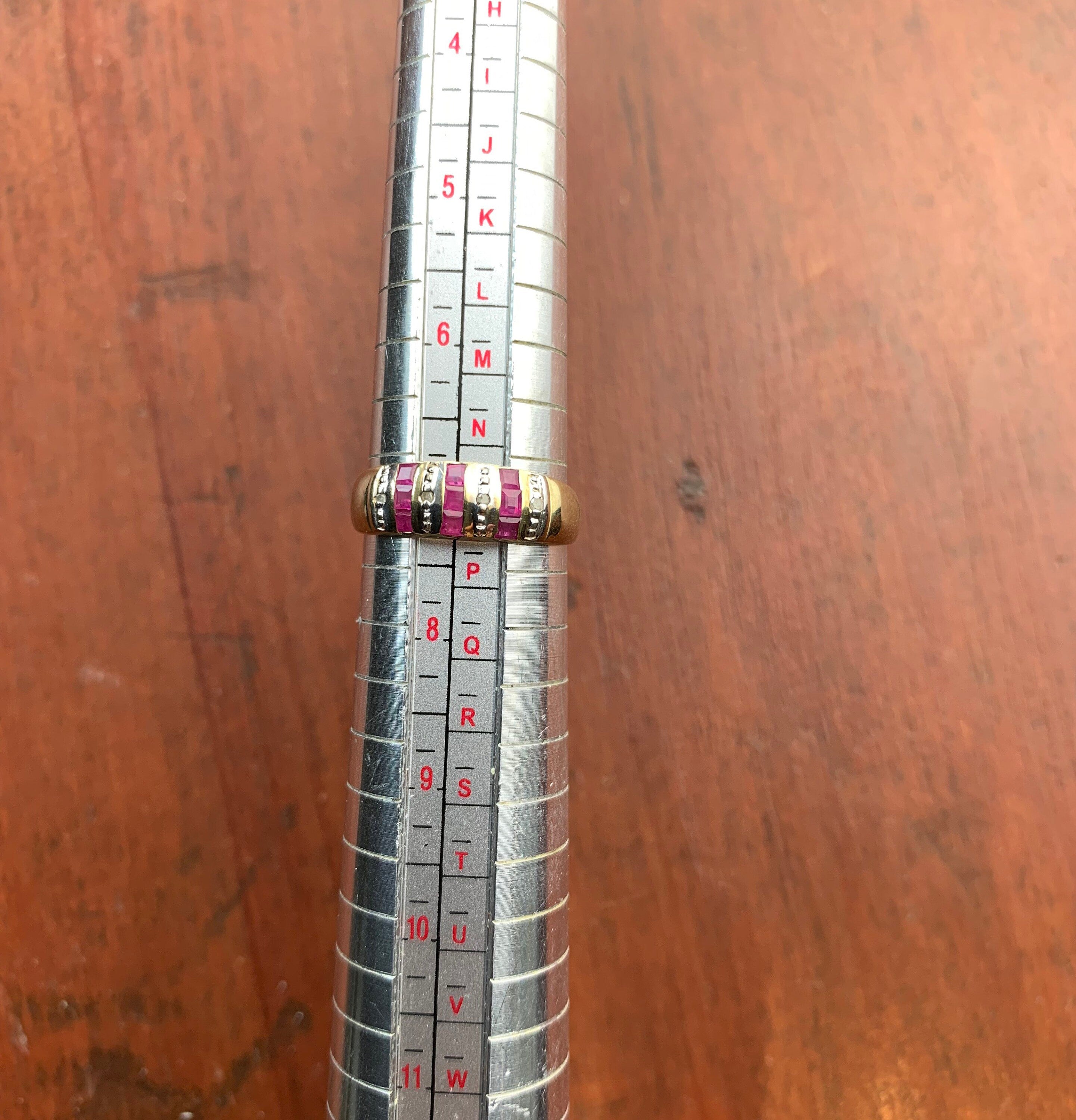 Anillo vintage de rubí y diamantes en oro amarillo de 9 qt, tamaño Reino Unido O, EE.UU. 7 1/4