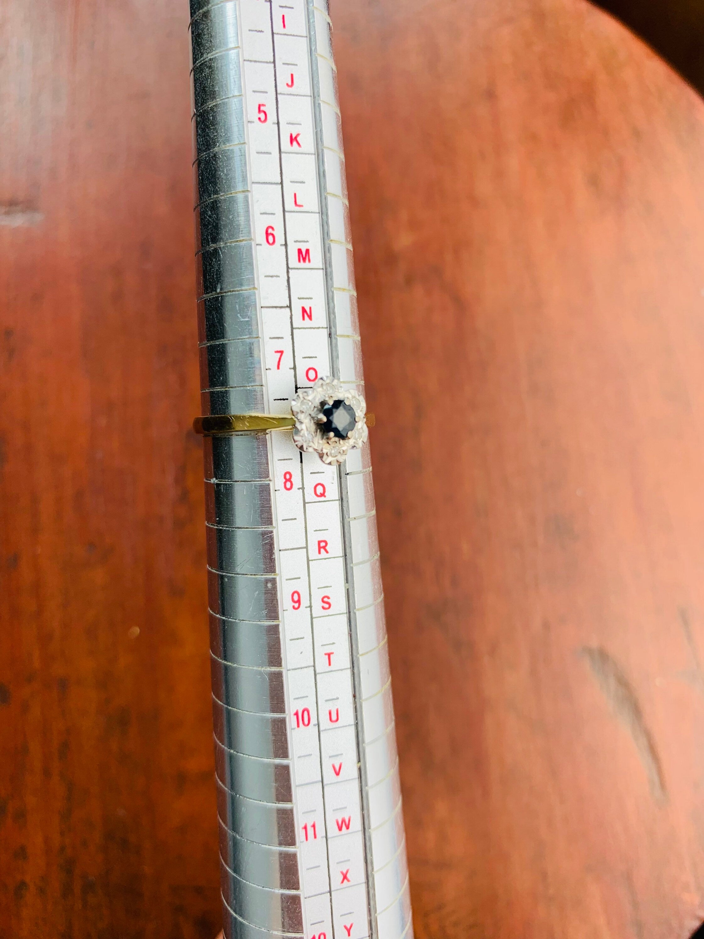 خاتم كلاسيكي من الذهب عيار 18 قيراط من الياقوت والألماس 0.34 قيراط، مقاس المملكة المتحدة O 1/2، مقاس الولايات المتحدة 7 1/2