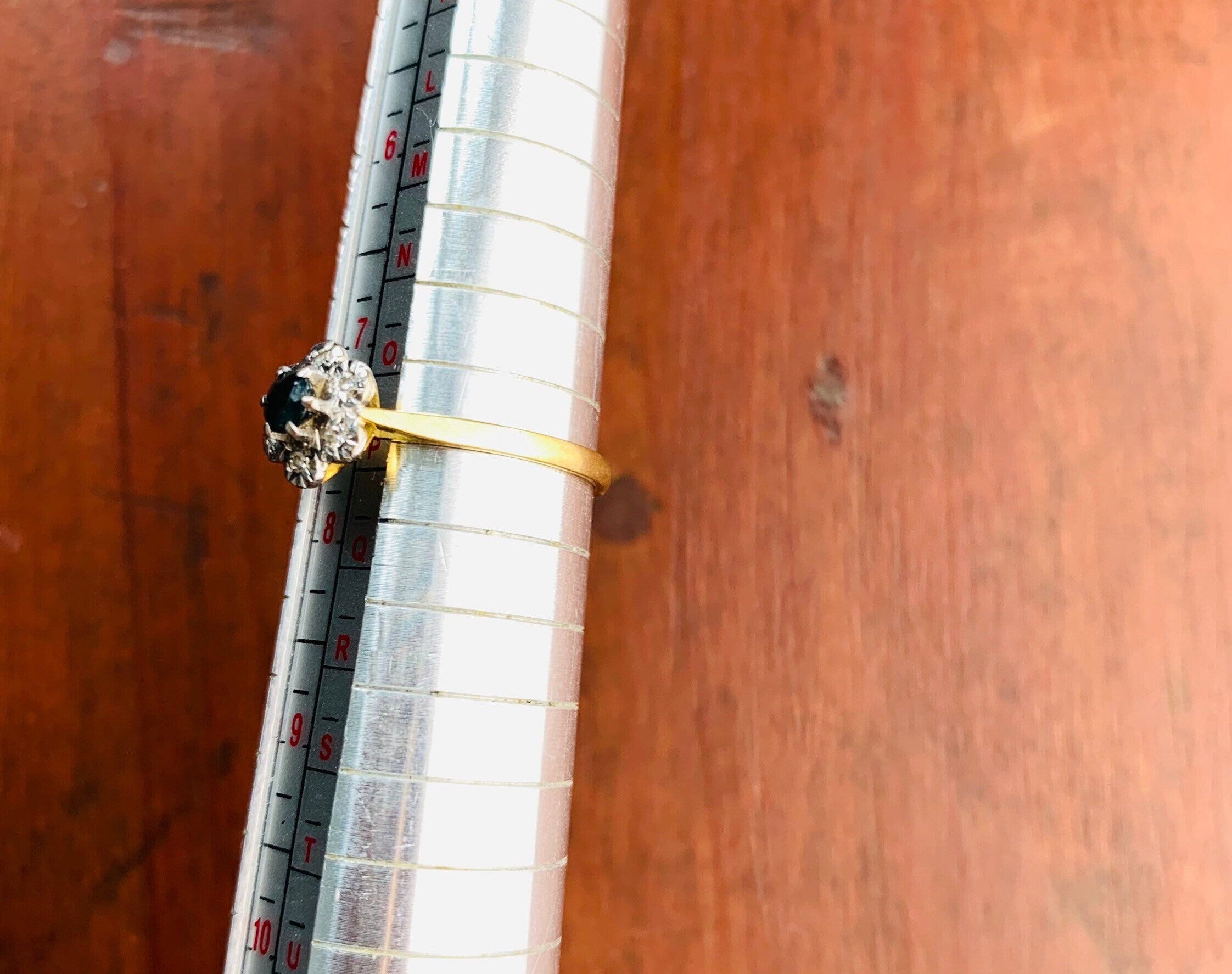 خاتم كلاسيكي من الذهب عيار 18 قيراط من الياقوت والألماس 0.34 قيراط، مقاس المملكة المتحدة O 1/2، مقاس الولايات المتحدة 7 1/2