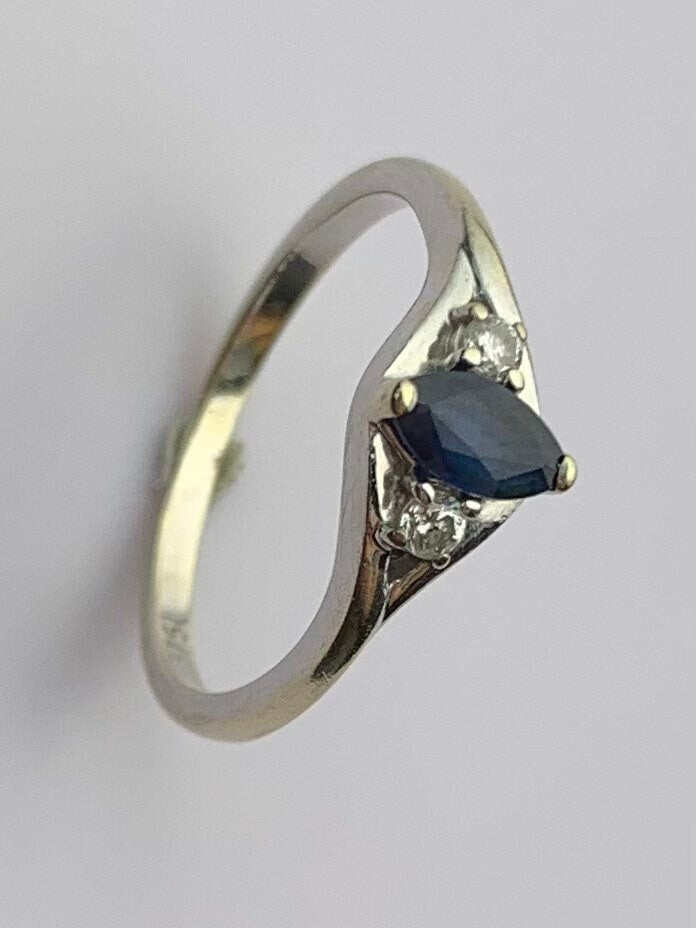 طقم كلاسيكي من الياقوت والألماس 0.35 قيراط من الذهب الأبيض عيار 9 قيراط، مقاس UK K، US 5 1/4