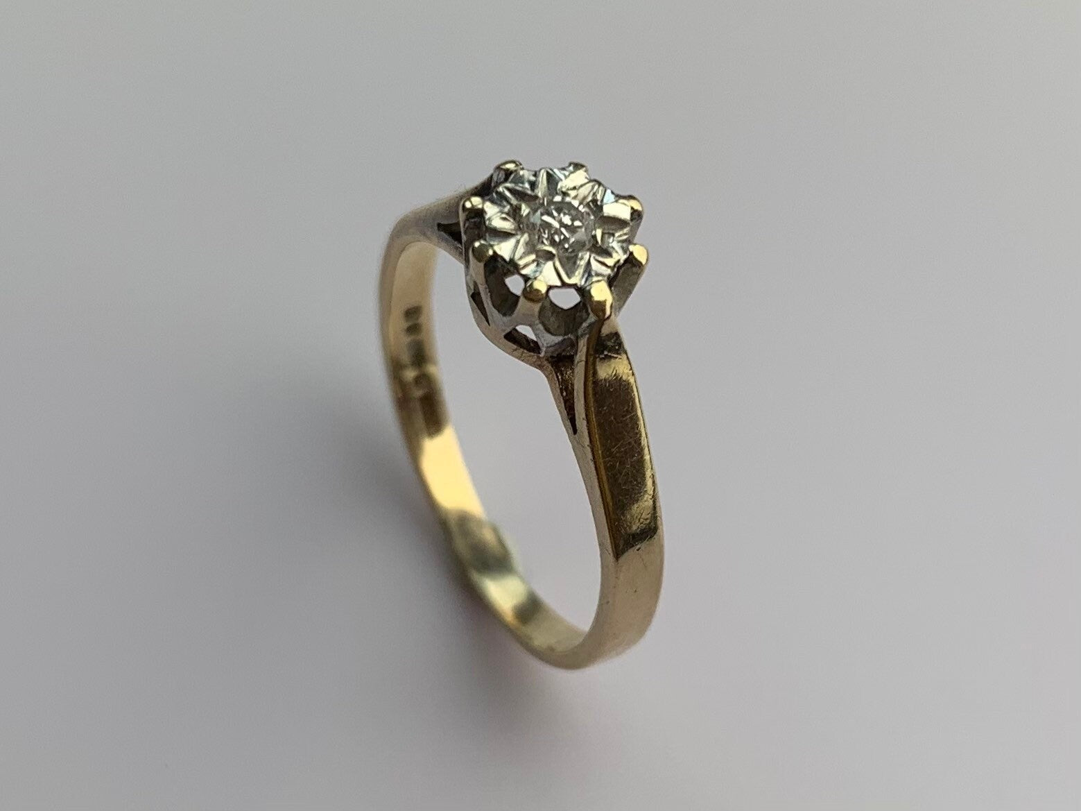 Anillo de diamantes solitario vintage en oro amarillo de 9 qt, talla UK J, UK 4 3/4