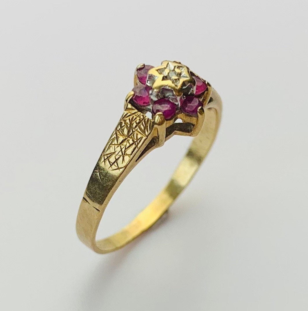 Anillo vintage de rubí y diamantes en oro amarillo de 9 qt, talla UK M 1/2, US 6 1/2