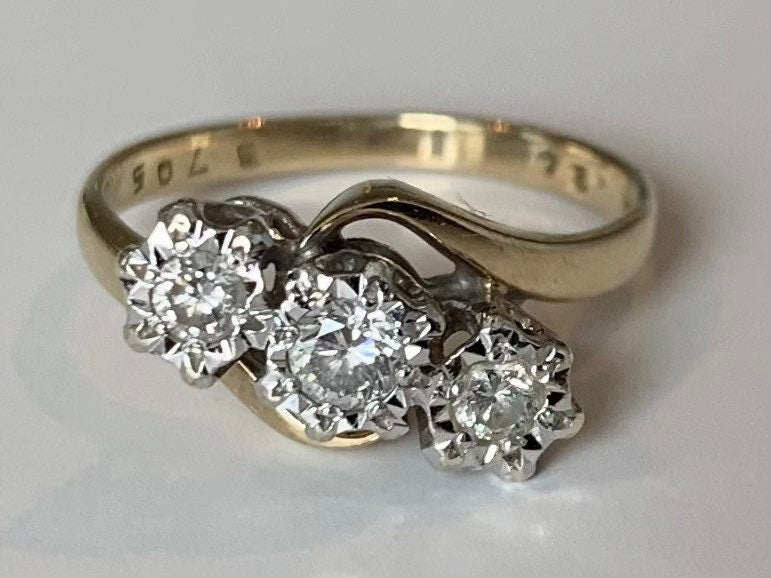 طقم ألماس عتيق 0.24 قيراط في خاتم ذهبي عيار 9 قيراط، مقاس المملكة المتحدة H 1/2، مقاس الولايات المتحدة 4. خاتم الخطوبة، خاتم الذكرى السنوية، هدية عيد ميلاد لها