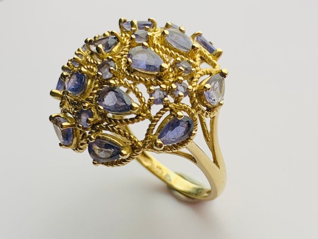 Vintage 3.58ct Tanzanita engastada en anillo de oro amarillo de 9ct, tamaño Reino Unido O 1/2, EE.UU. 7 1/2