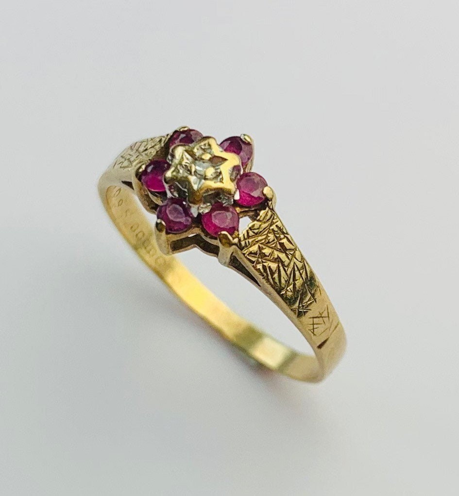 Anillo vintage de rubí y diamantes en oro amarillo de 9 qt, talla UK M 1/2, US 6 1/2