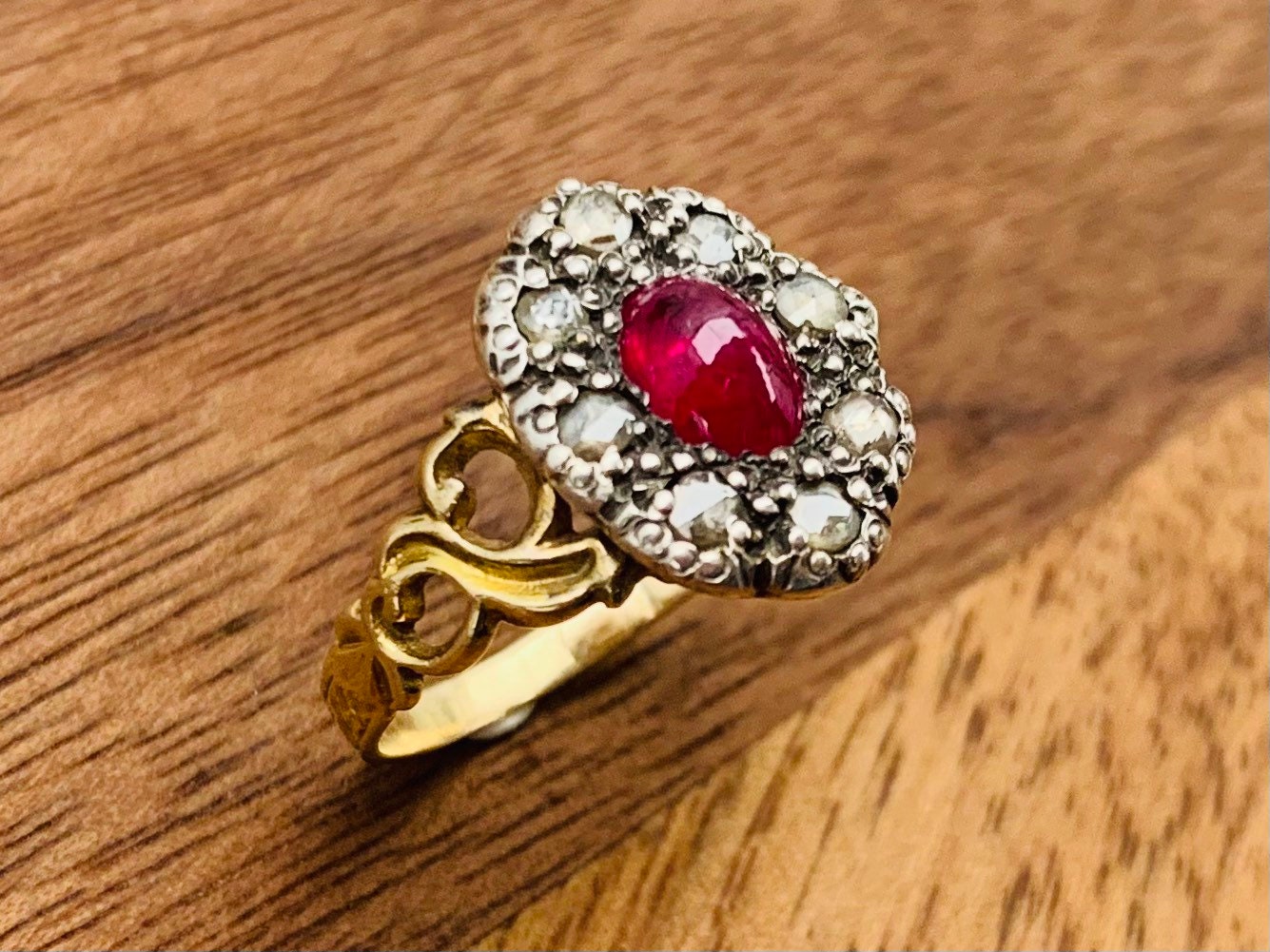Antiguo rubí ovalado de cabujón georgiano de 0,84 quilates y diamante engastados en oro y plata de 14 k, tamaño Reino Unido N, EE. UU. 6 3/4