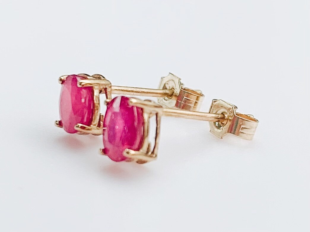 Pendientes vintage de oro de 9 quilates con rubí ovalado de 0,70 ct