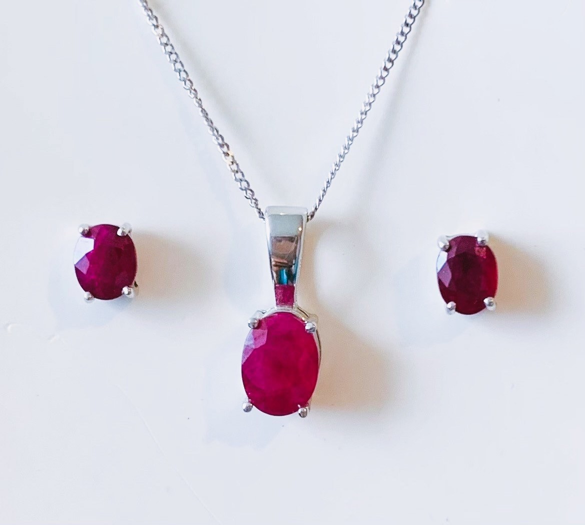 مجموعة مجوهرات من الذهب الأبيض عيار 1.70 قيراط ياقوتي عتيق عيار 18 قيراط