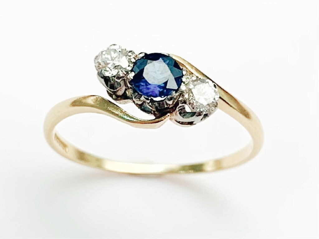 خاتم عتيق من الياقوت الأزرق 0.34 قيراط والماس 0.20 قيراط من الذهب عيار 18 قيراط، مقاس المملكة المتحدة Q1/2، الولايات المتحدة 8 1/4