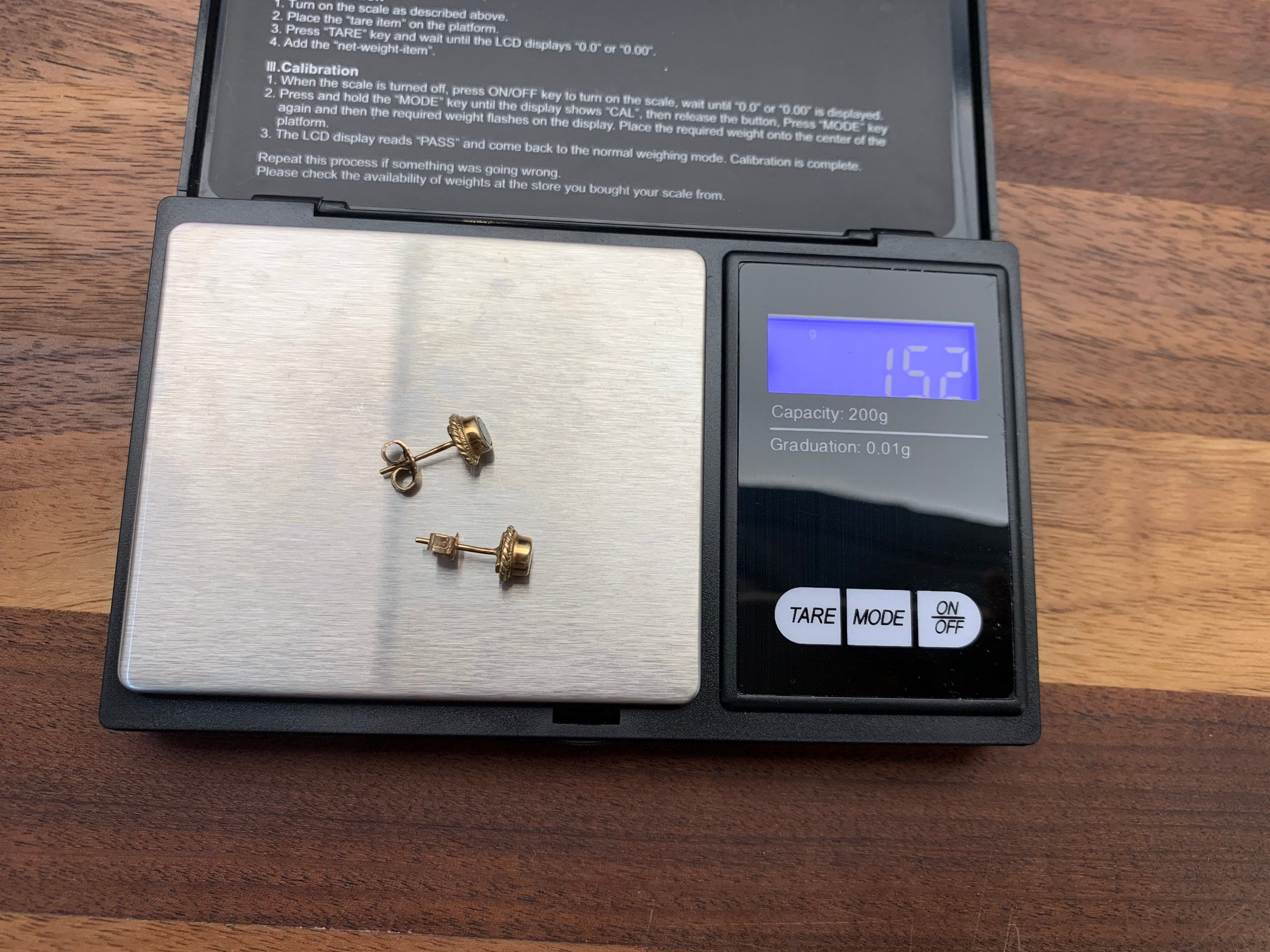 Pendientes vintage con esmeralda de talla redonda de 0,76 quilates en oro amarillo de 9 quilates