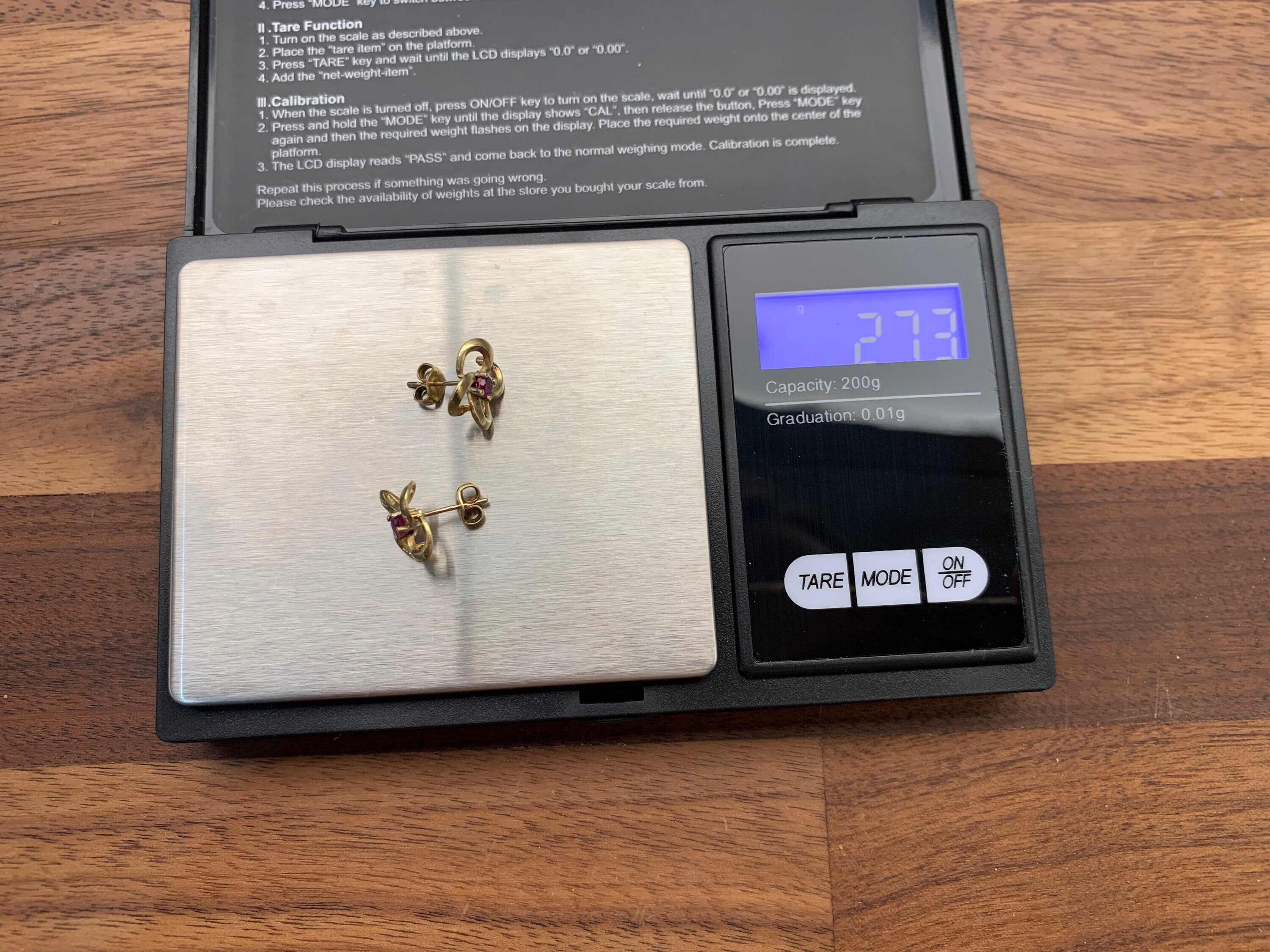 Pendientes vintage de rubí redondo de 0,50 quilates engastados en oro amarillo de 18 quilates