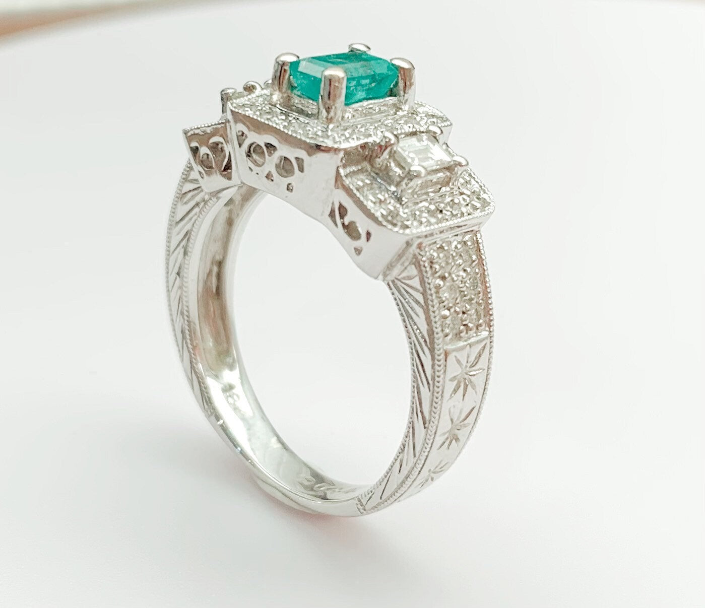 Estilo Art Déco con esmeralda de 0,50 ct y diamante de 0,60 ct engastados en oro blanco de 18 ct. Tamaño del anillo Reino Unido M, EE. UU. 6 1/4