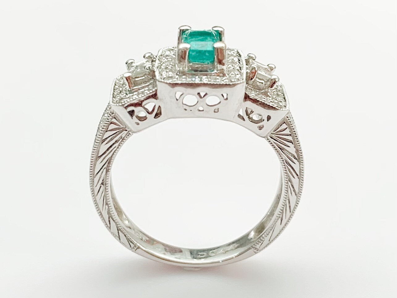 Estilo Art Déco con esmeralda de 0,50 ct y diamante de 0,60 ct engastados en oro blanco de 18 ct. Tamaño del anillo Reino Unido M, EE. UU. 6 1/4