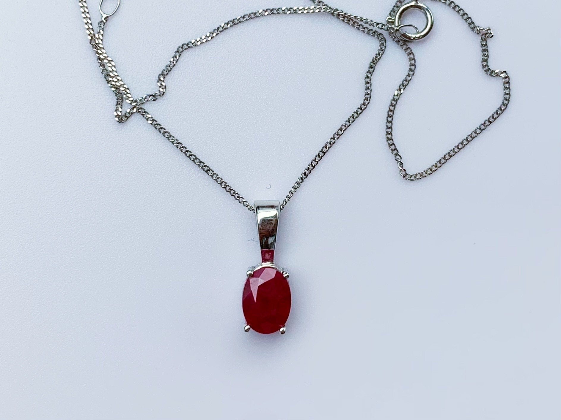 مجموعة مجوهرات من الذهب الأبيض عيار 1.70 قيراط ياقوتي عتيق عيار 18 قيراط