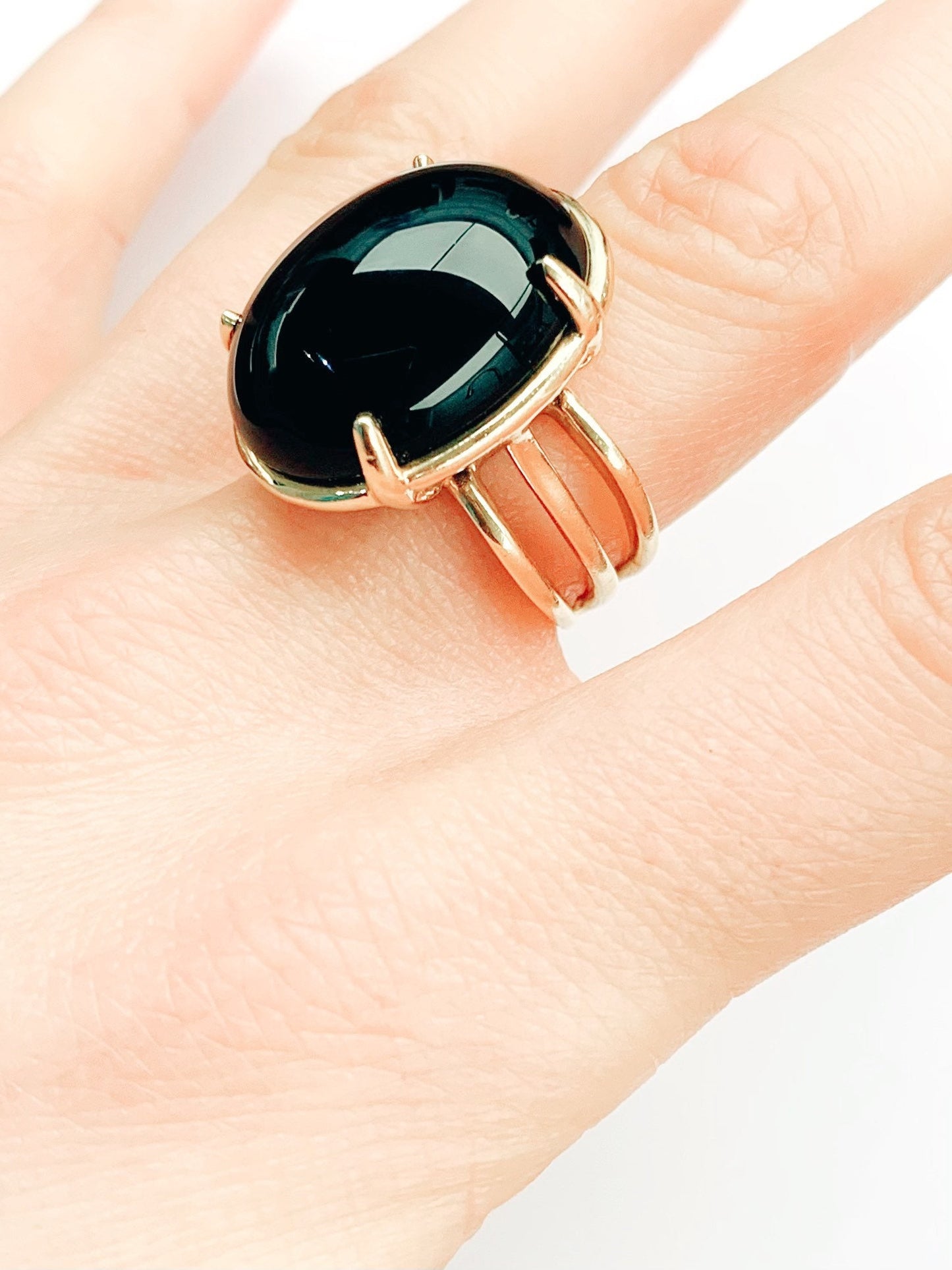 Vintage 20x15mm Oval Cabochon Black Onyx set in 14k Yellow Gold Cocktail Ring (9.00g), Size UK K, US 5 1/4