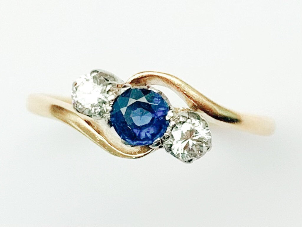 خاتم عتيق من الياقوت الأزرق 0.34 قيراط والماس 0.20 قيراط من الذهب عيار 18 قيراط، مقاس المملكة المتحدة Q1/2، الولايات المتحدة 8 1/4