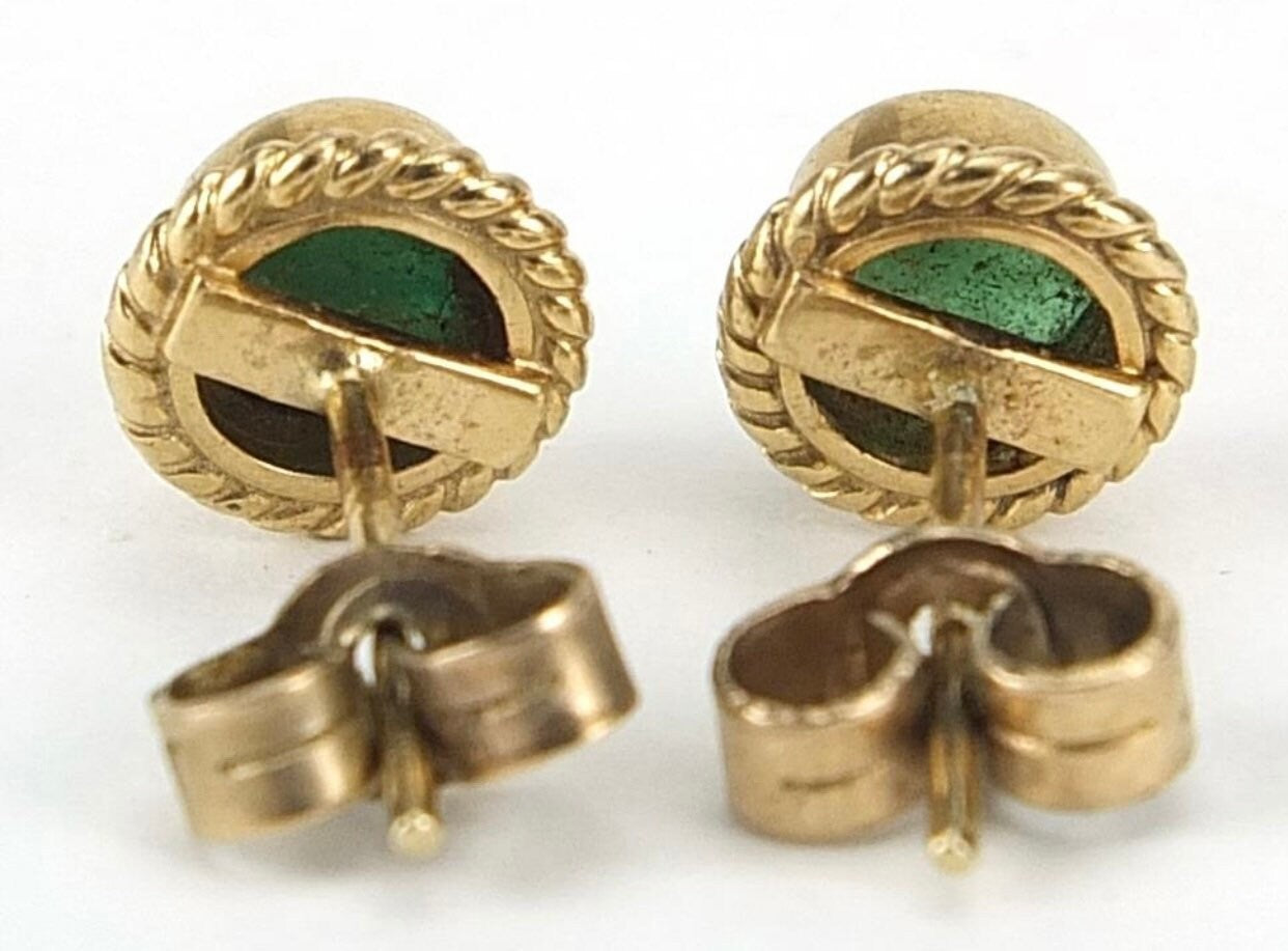 Pendientes vintage con esmeralda de talla redonda de 0,76 quilates en oro amarillo de 9 quilates