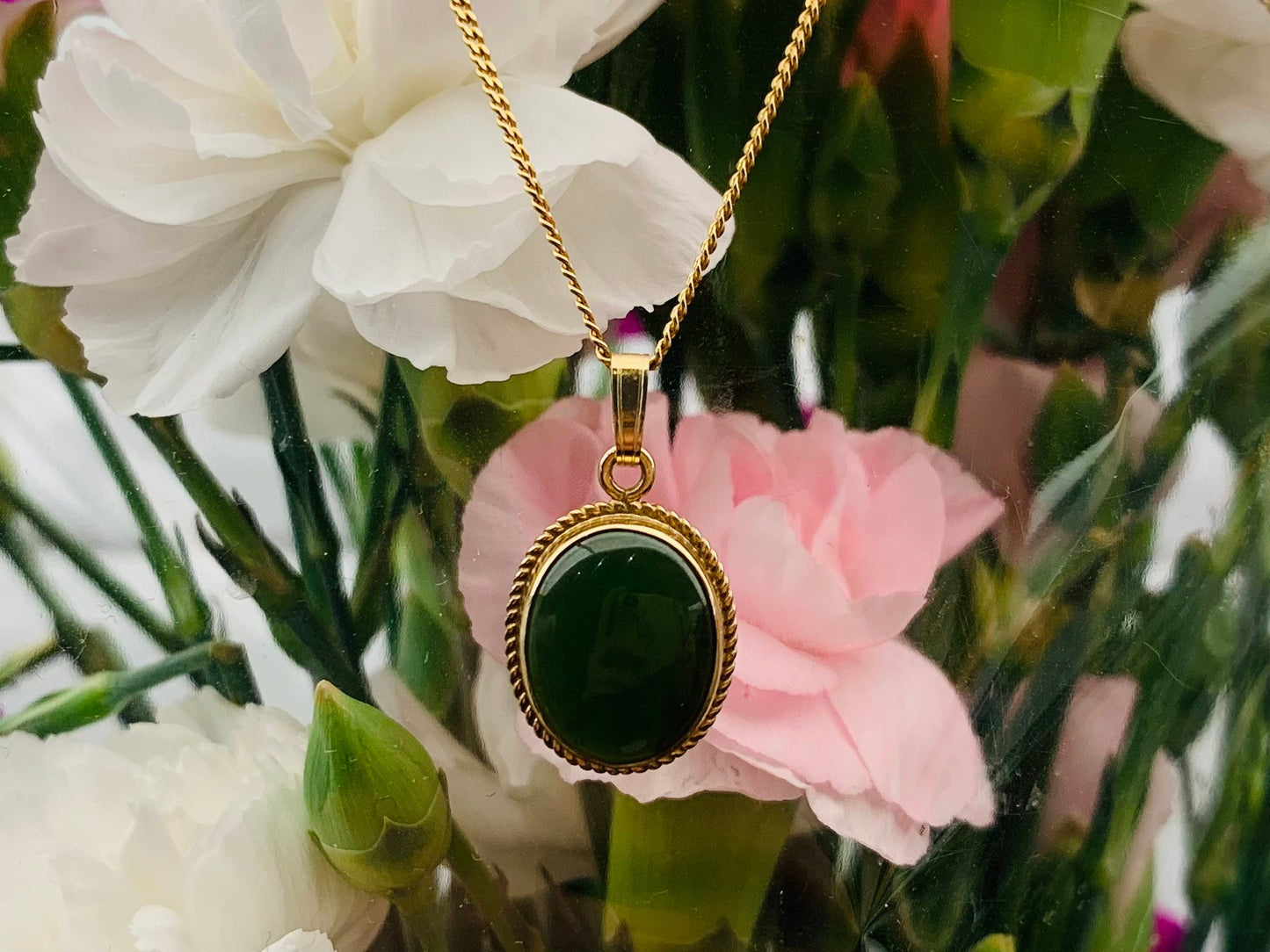 Vintage 9ct Yellow Gold Oval Cabochon Jade Pendant and Necklace