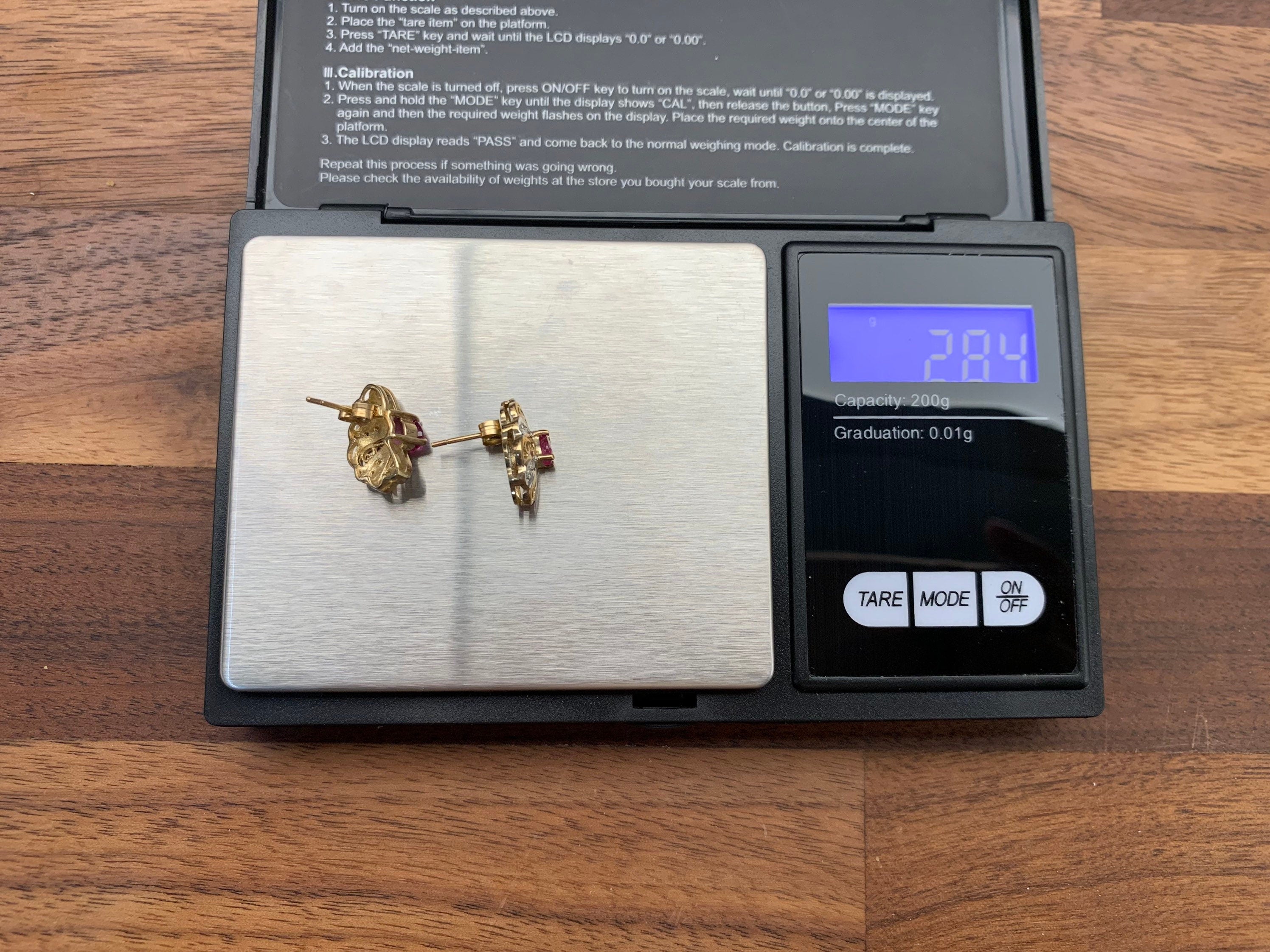 Pendientes de cóctel vintage de diamantes y rubíes con talla de pera de 0,60 quilates en oro amarillo de 9 quilates