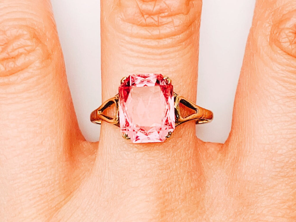 Anillo antiguo de oro amarillo de 9 quilates con piedra preciosa de zafiro rosa de talla cojín de imitación, Reino Unido P 1/2, EE.UU. 7 3/4