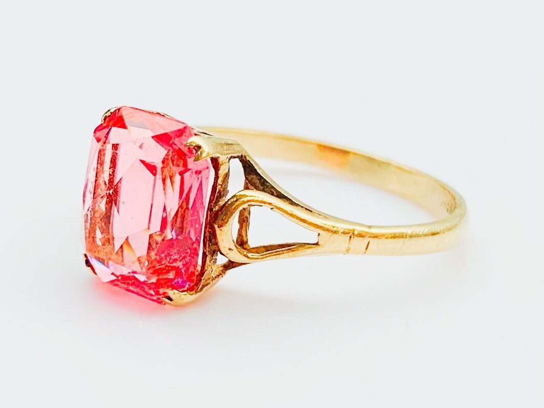 Anillo antiguo de oro amarillo de 9 quilates con piedra preciosa de zafiro rosa de talla cojín de imitación, Reino Unido P 1/2, EE.UU. 7 3/4
