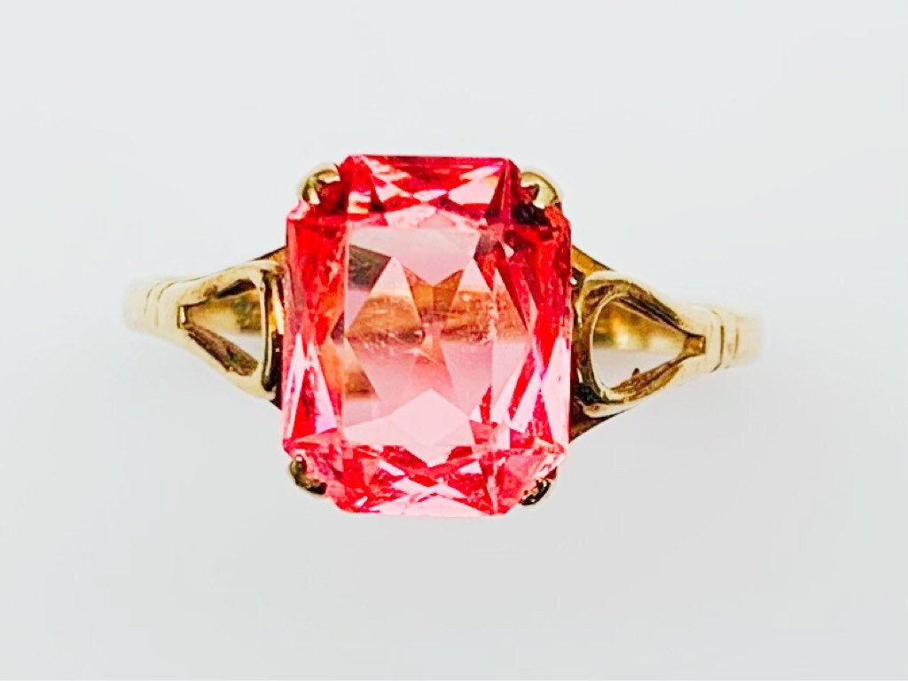 Anillo antiguo de oro amarillo de 9 quilates con piedra preciosa de zafiro rosa de talla cojín de imitación, Reino Unido P 1/2, EE.UU. 7 3/4