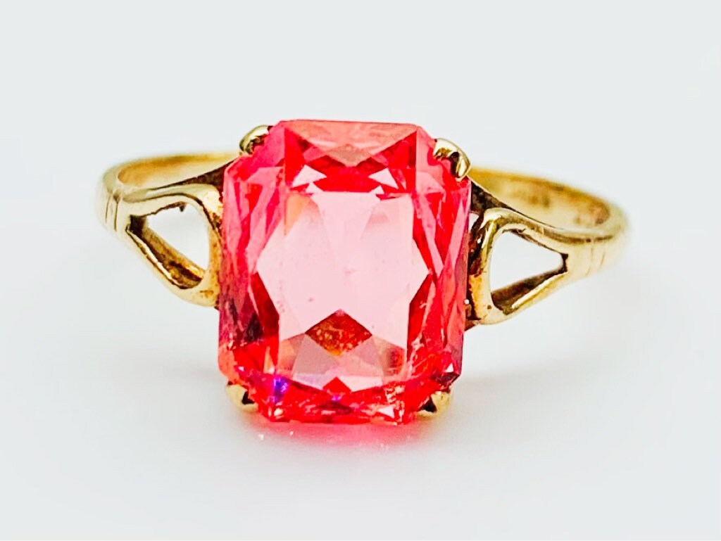 Anillo antiguo de oro amarillo de 9 quilates con piedra preciosa de zafiro rosa de talla cojín de imitación, Reino Unido P 1/2, EE.UU. 7 3/4
