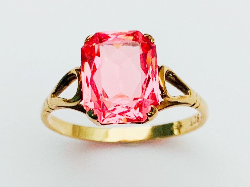 Anillo antiguo de oro amarillo de 9 quilates con piedra preciosa de zafiro rosa de talla cojín de imitación, Reino Unido P 1/2, EE.UU. 7 3/4