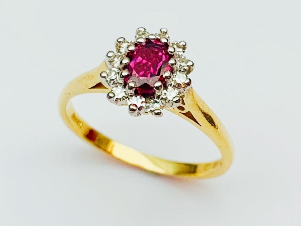 تخفيضات كلاسيكية 0.55 قيراط من الياقوت الوردي والألماس ذهب عيار 18 قيراط (شق واحد مفقود) مقاس المملكة المتحدة J، الولايات المتحدة 4 3/4