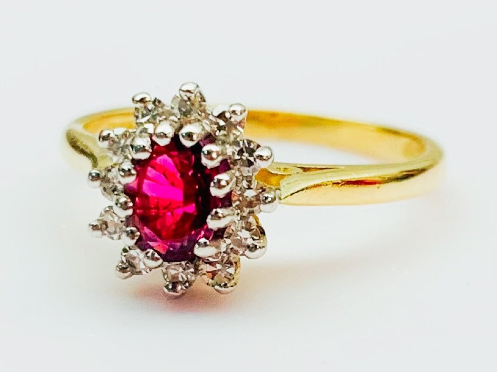 تخفيضات كلاسيكية 0.55 قيراط من الياقوت الوردي والألماس ذهب عيار 18 قيراط (شق واحد مفقود) مقاس المملكة المتحدة J، الولايات المتحدة 4 3/4