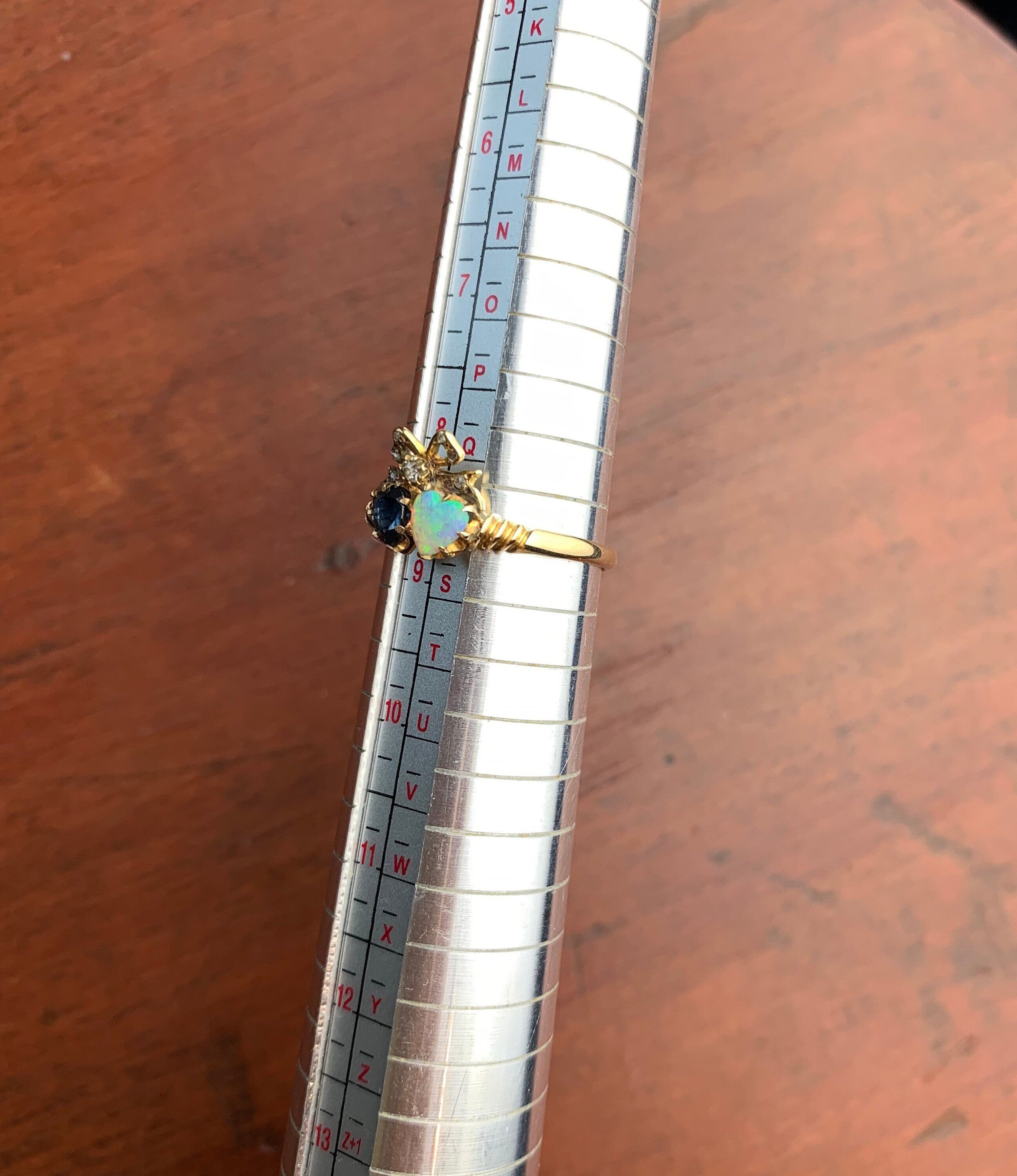 Anillo victoriano antiguo con forma de corazón de ópalo y zafiro engastado en oro amarillo de 18 quilates, talla UK R, EE. UU. 8 3/4