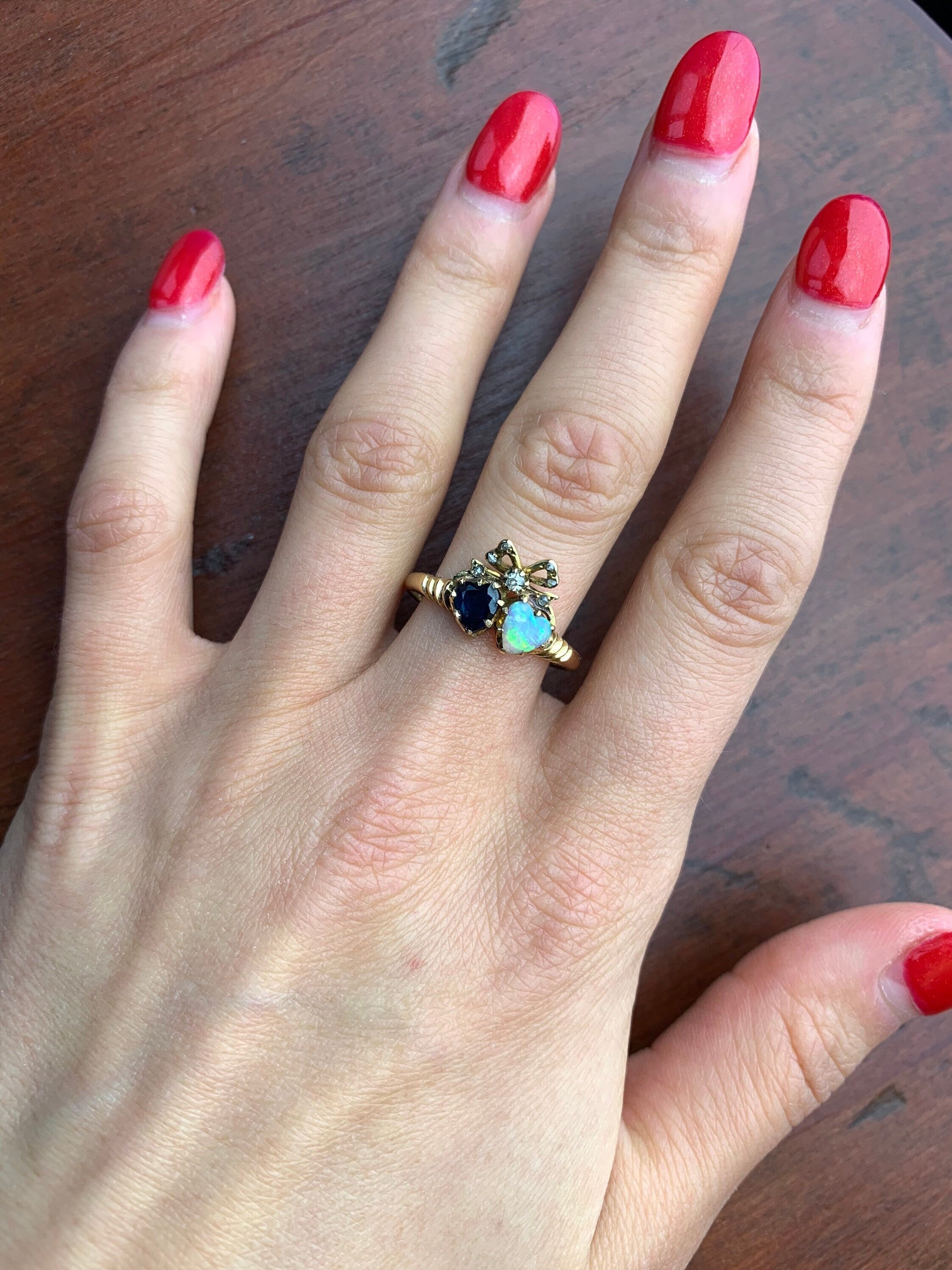 Anillo victoriano antiguo con forma de corazón de ópalo y zafiro engastado en oro amarillo de 18 quilates, talla UK R, EE. UU. 8 3/4