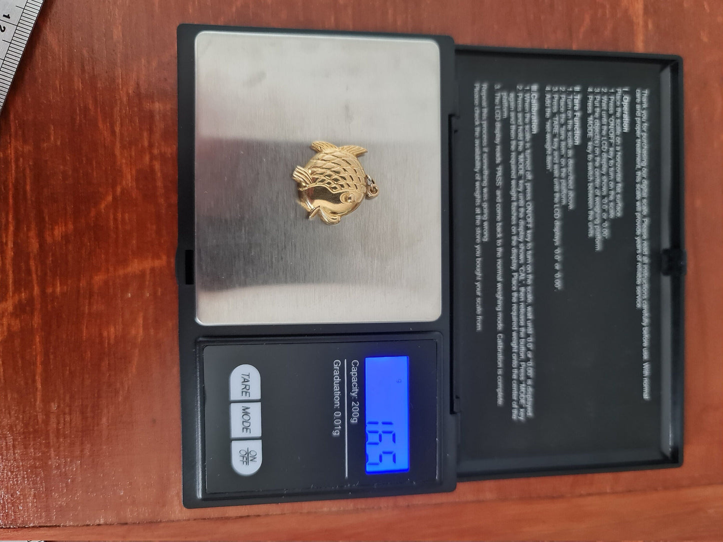 Colgante con dije de pez en oro de 9 quilates