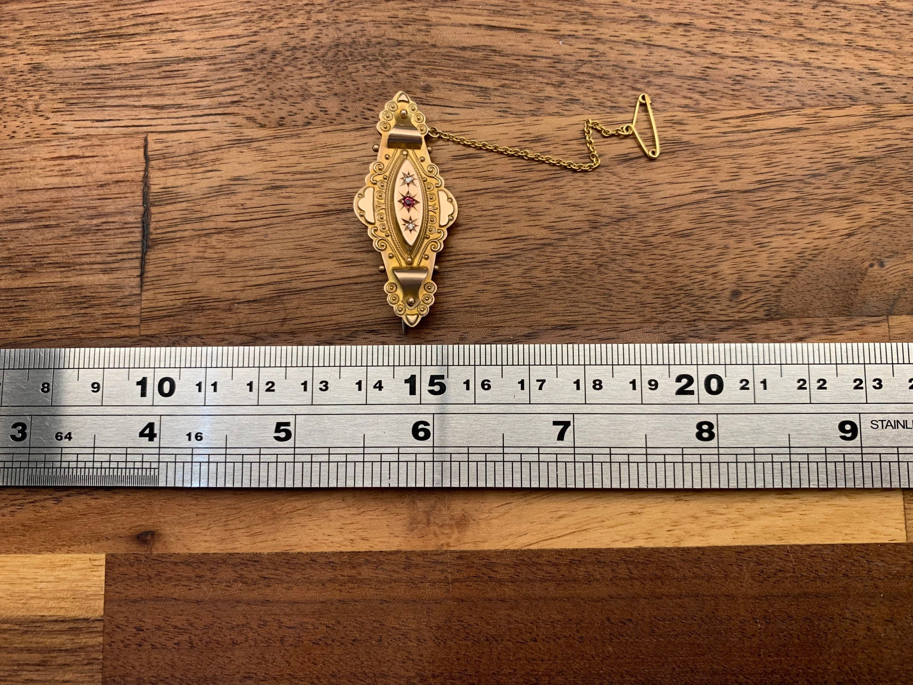 بروش مزخرف بالياقوت والألماس من الذهب الفيكتوري عيار 9 قيراط، هدية عيد ميلاد لها في الذكرى السنوية.