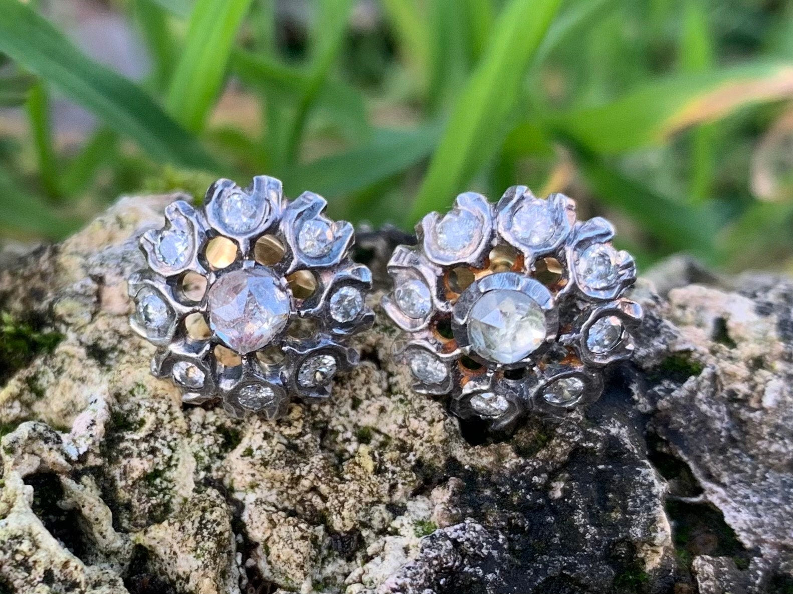 Antiguo diamante victoriano de talla mina antigua de 1 quilate engastado en aretes de plata y sello de oro de 14 k