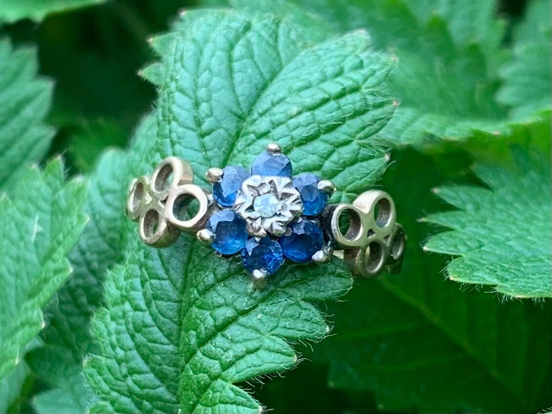 Anillo de oro floral vintage con zafiro y diamantes de 9 quilates