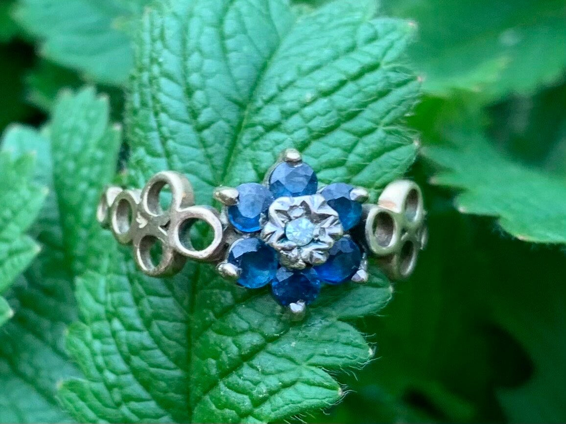 Anillo de oro floral vintage con zafiro y diamantes de 9 quilates