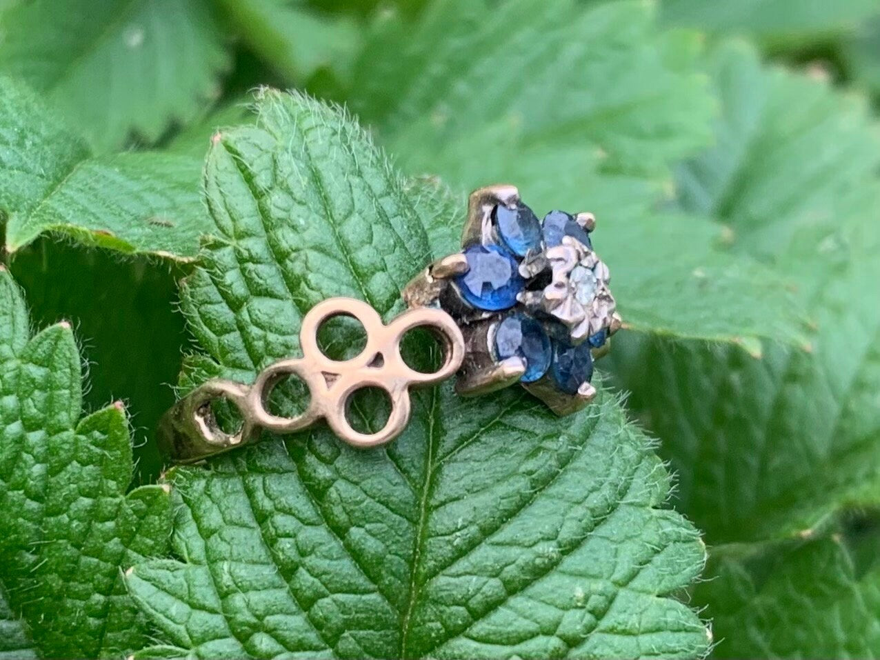 Anillo de oro floral vintage con zafiro y diamantes de 9 quilates