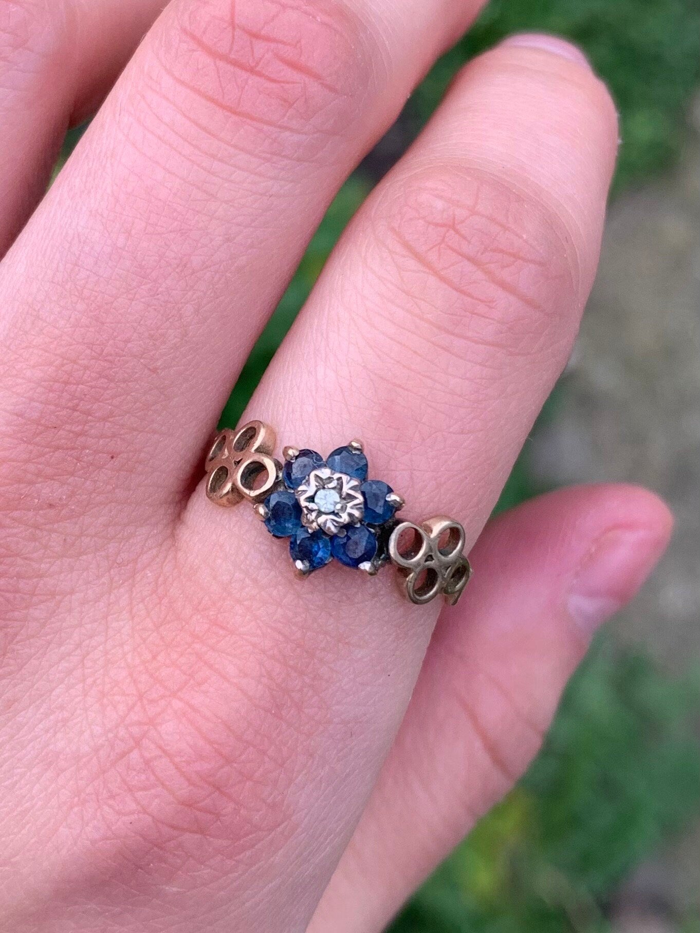 Anillo de oro floral vintage con zafiro y diamantes de 9 quilates