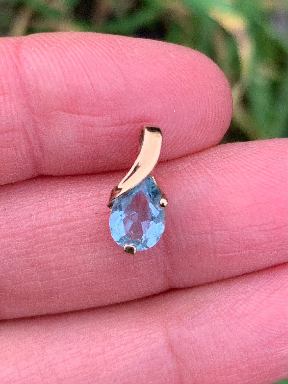 Colgante vintage de topacio de 1 ct engastado en oro de 9 ct