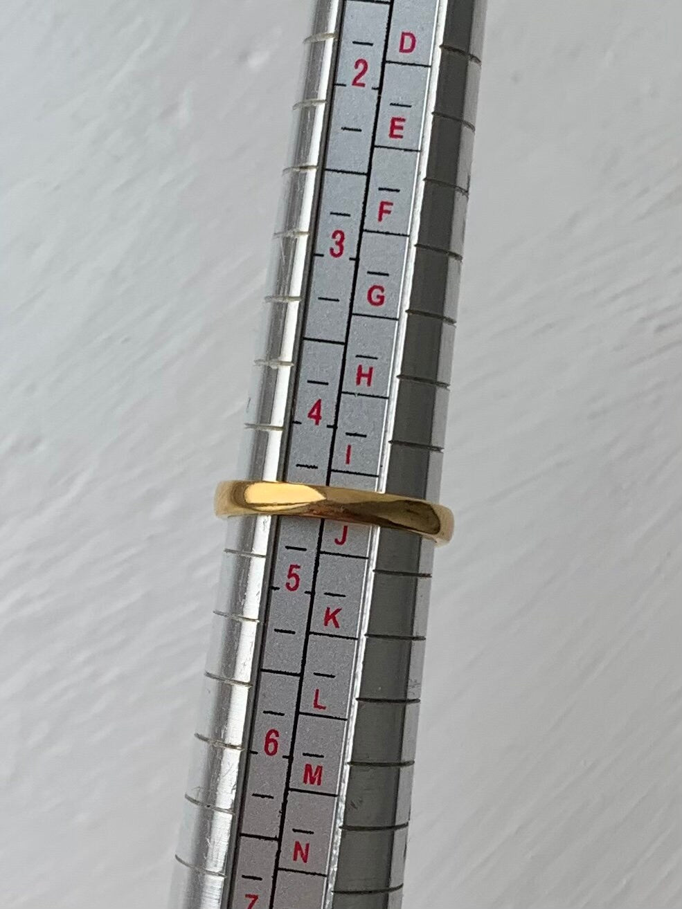 مجموعة من الياقوت البورمي والألماس عيار 1 قيراط في خاتم من الذهب عيار 18 قيراط، مقاس I 1/2