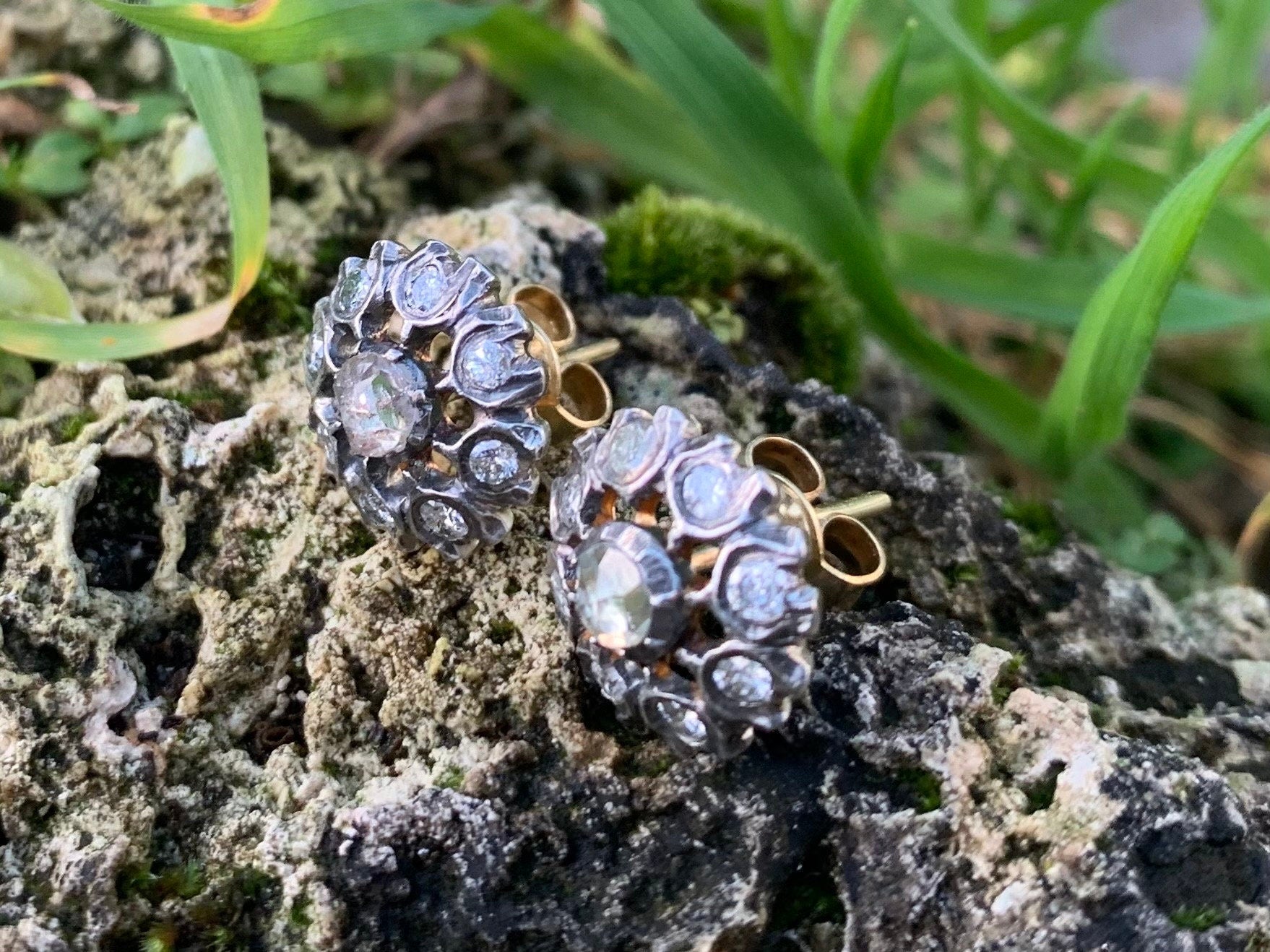 Antiguo diamante victoriano de talla mina antigua de 1 quilate engastado en aretes de plata y sello de oro de 14 k