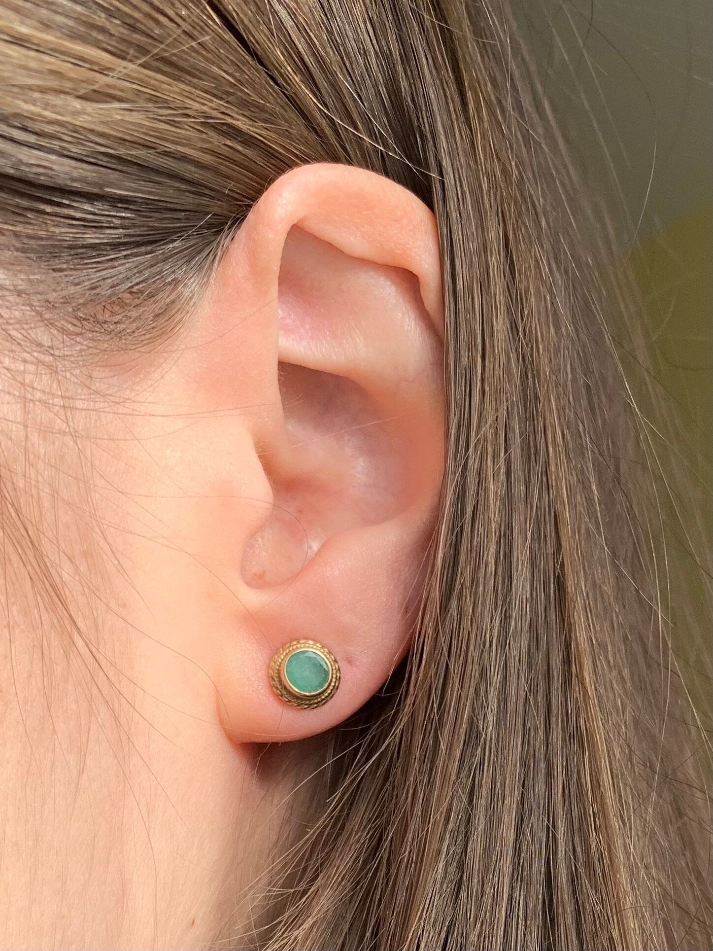 Pendientes vintage con esmeralda de talla redonda de 0,76 quilates en oro amarillo de 9 quilates