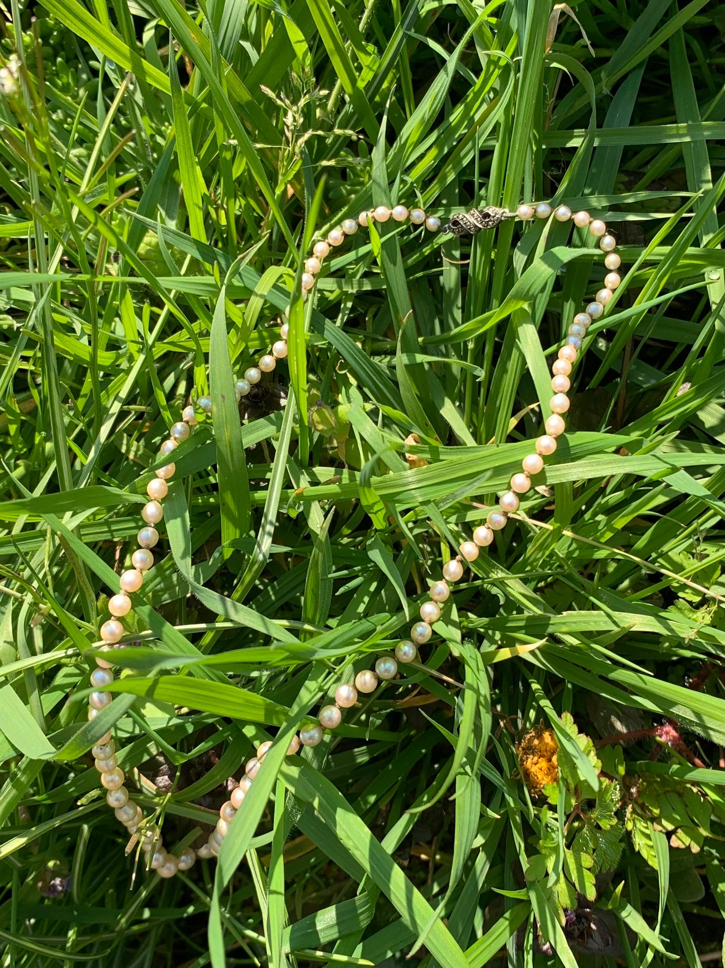 Vintage String Of Graduated Pearls With Silver Marcasite Clasp/Mother of pearl/natural pearls/pearls necklace/pearls beads/pearl and silver