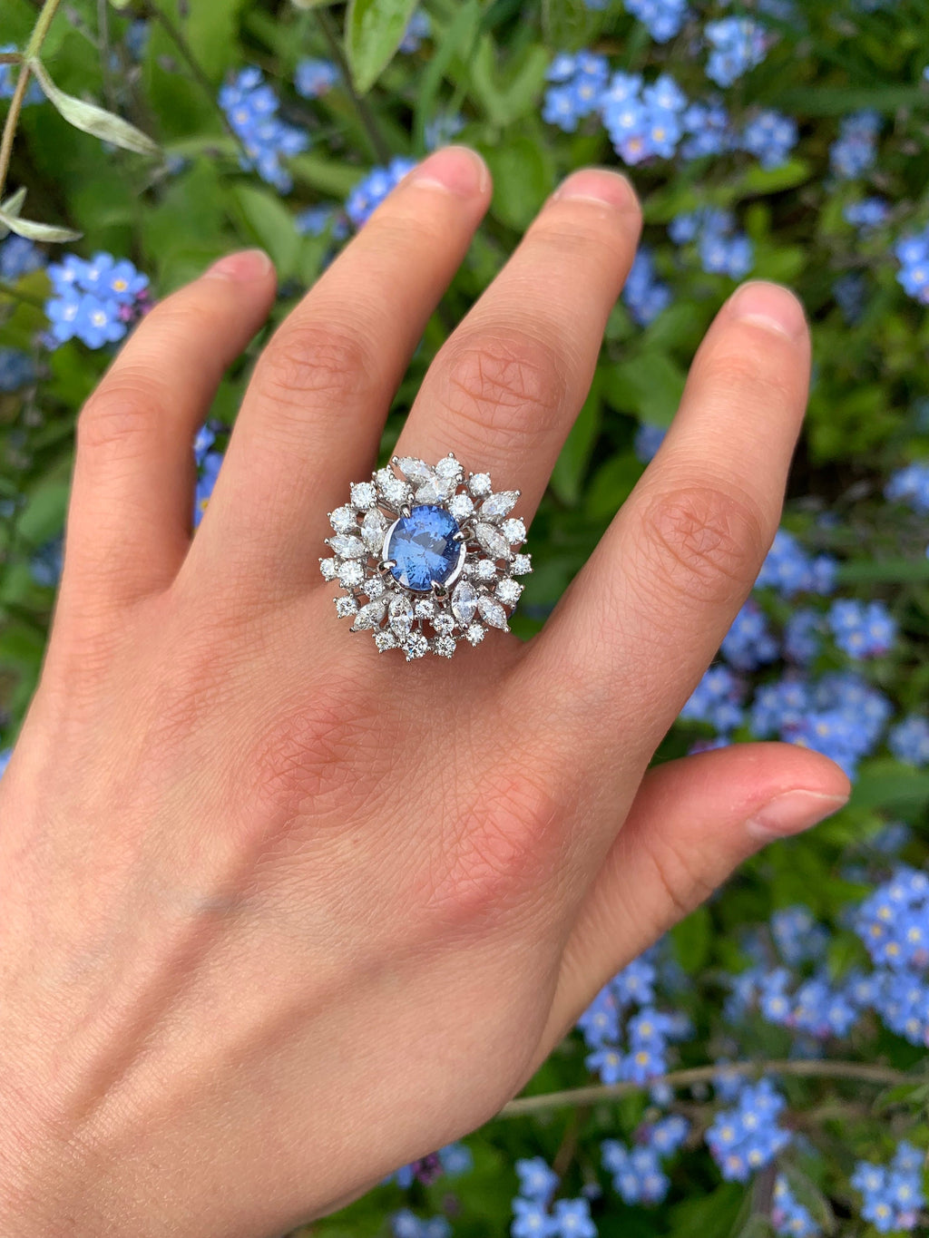 Anillo blanco de 18 quilates con diamantes de 3,00 quilates y zafiro azul de Ceilán de 2,05 quilates sin calentar certificado (9,41 g), en talla Reino Unido N, EE. UU. 6 3/4