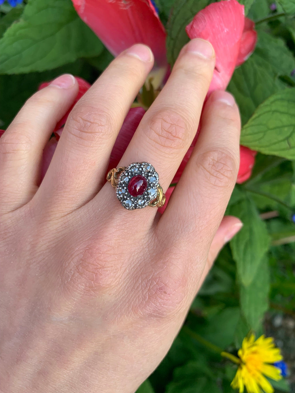 Antiguo rubí ovalado de cabujón georgiano de 0,84 quilates y diamante engastados en oro y plata de 14 k, tamaño Reino Unido N, EE. UU. 6 3/4