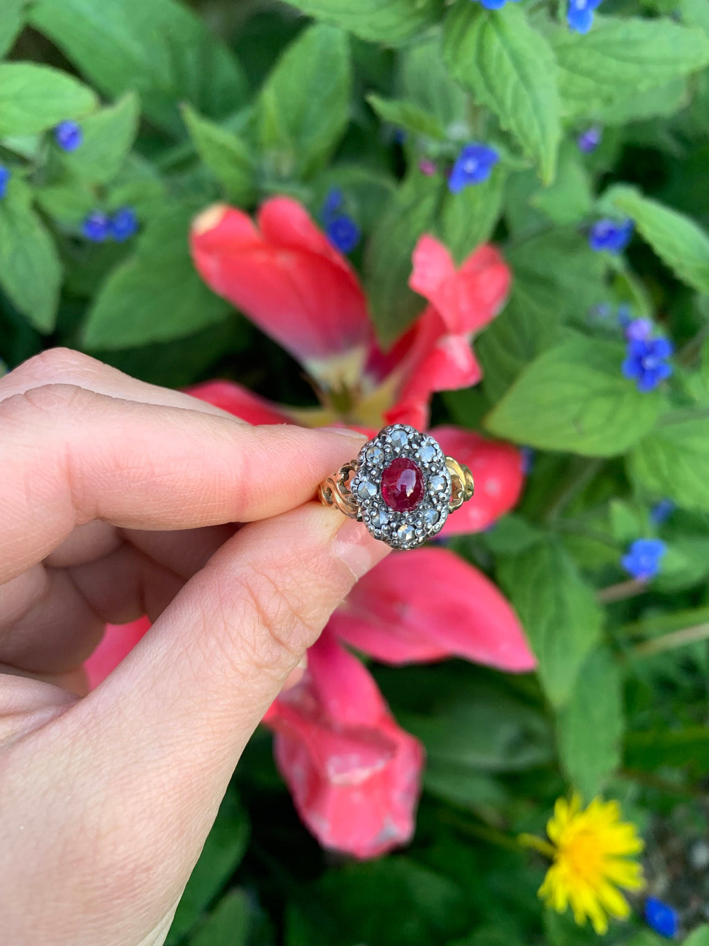 Antiguo rubí ovalado de cabujón georgiano de 0,84 quilates y diamante engastados en oro y plata de 14 k, tamaño Reino Unido N, EE. UU. 6 3/4