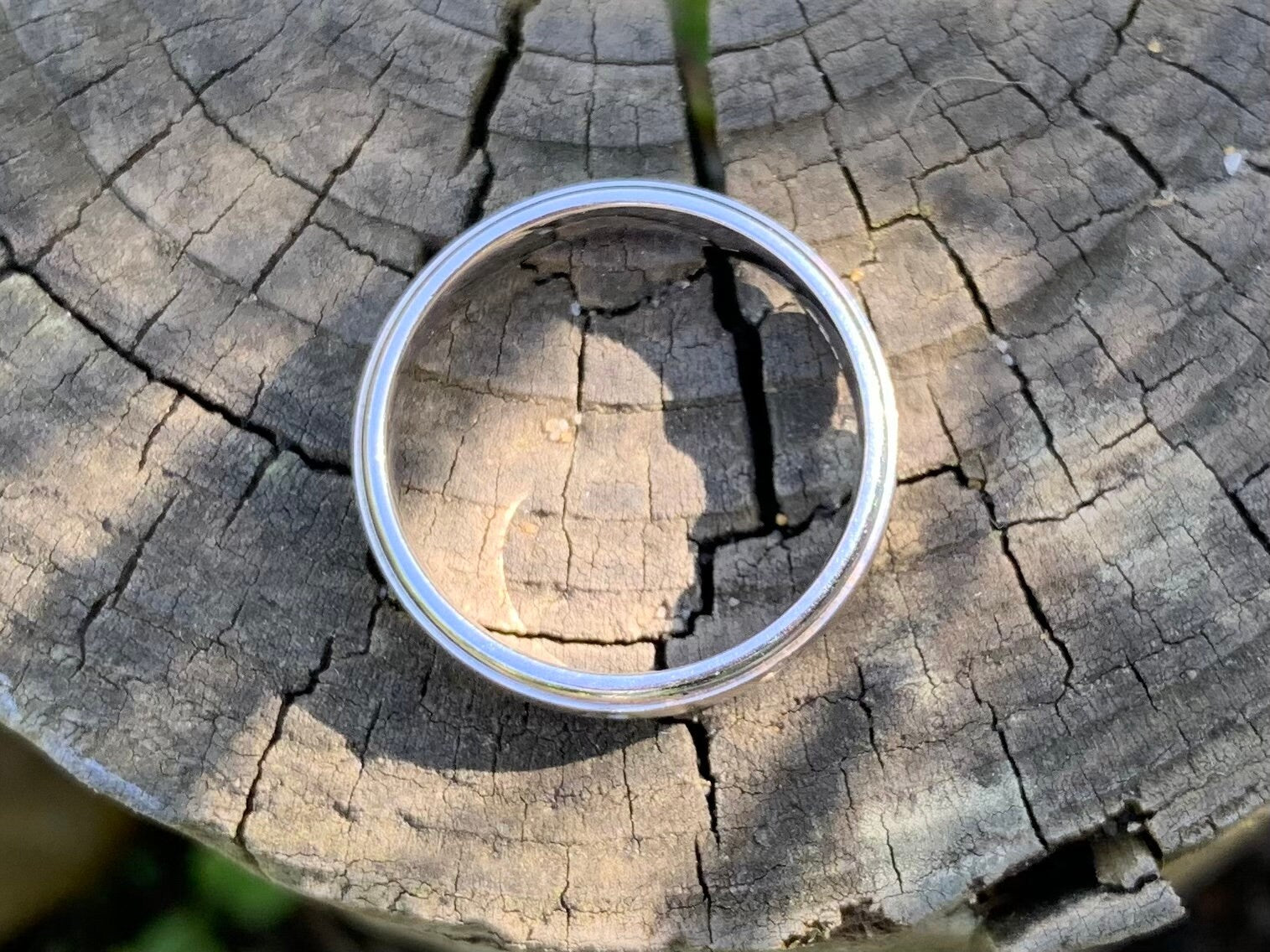 Anillo con banda de diamantes vintage engastado en oro blanco de 9 quilates